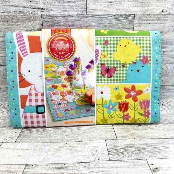 Brand New Blossoms & Blooms‎ Easter 13" x 36" Table Runner - Picture 1 of 5